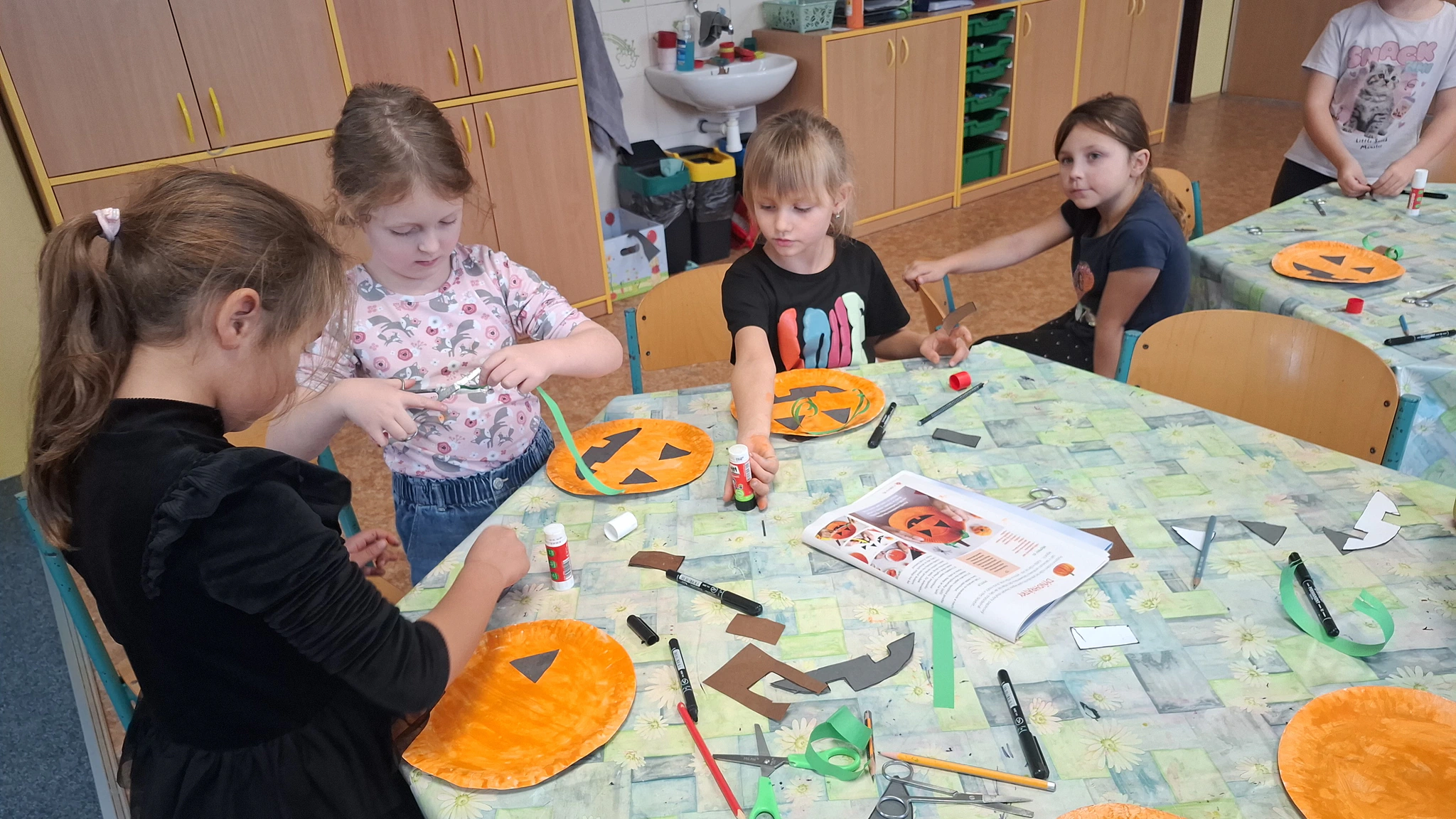 V kroužku Šikovné ruce vznikají veselé dýně