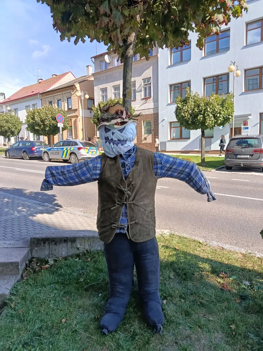 Podzimní výzdoba oživila okolí školy